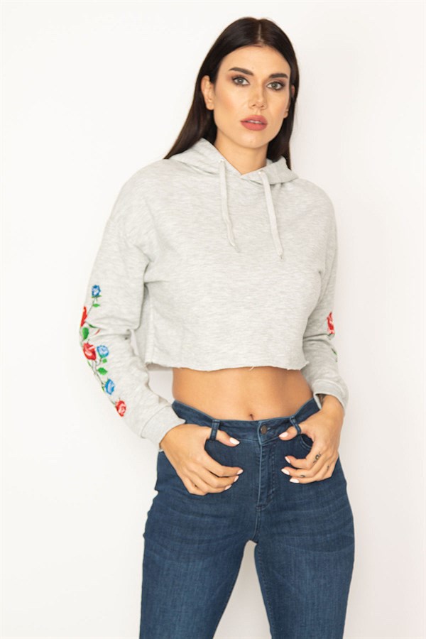 WOMEN'S GRAY EMBROIDERY DETAILED SLEEVE 3-THREAD HOODED SWEATSHIRT