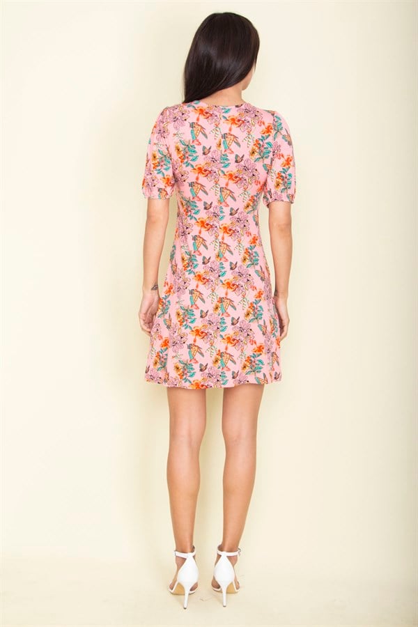 KADIN RENKLİ GÖĞÜS BÜZGÜ VE KOL AĞZI LASTİK DETAYLI V YAKALI ELBİSE