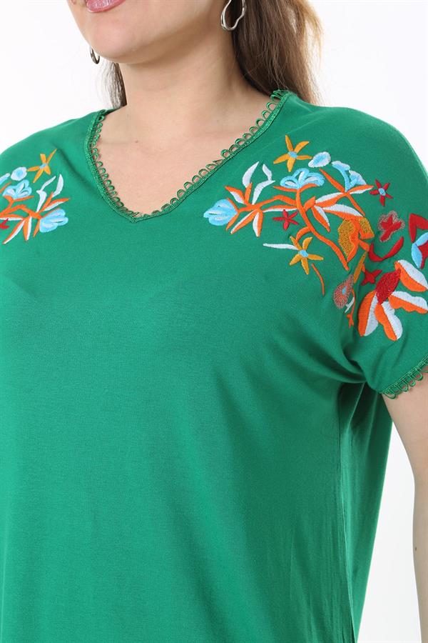 Kadın Büyük Beden Beyaz Nakış Detaylı Yaka Ve Kol Ağzı Kopenaki Dantelli V Yakalı Bluz 65N37676