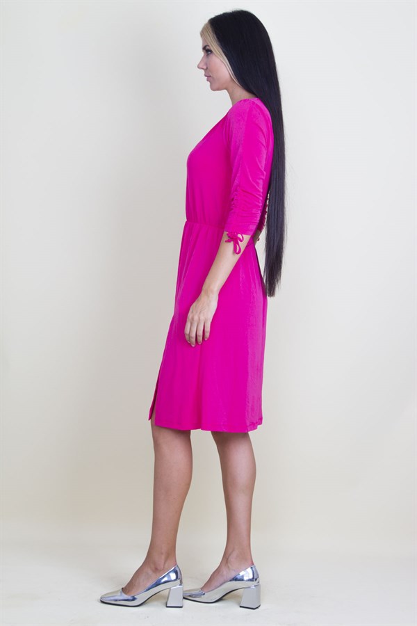 KOL VE BEL DETAYLI YIRTMAÇLI ELBİSE