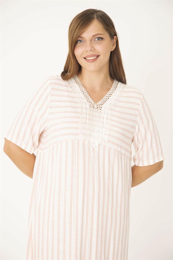 Kadın Büyük Beden Pembe Yakası Dantel Detaylı Çizgi Kombinli Elbise 65N36787