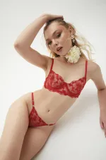 Kırmızı Çiçek Desenli Brode İşlemeli Tek Renk Balenli Kapsız Sütyen Tanga İç Çamaşırı Takımı Kırmızı Çiçek Desenli Brode İşlemeli Tek Renk Balenli Kapsız Sütyen Tanga İç Çamaşırı Takımı