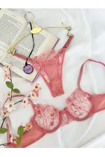 Ensemble de sous-vêtements à armatures et string à motifs floraux brodés de couleur corail