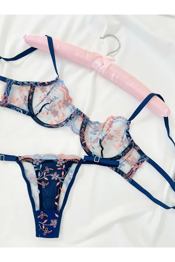 Lacivert Mavi Pembe Çiçek Desenli Kapsız Balenli Sütyen Tanga Brode İç Çamaşırı Takımı Lacivert Mavi Pembe Çiçek Desenli Kapsız Balenli Sütyen Tanga Brode İç Çamaşırı Takımı