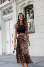 Jupe midi en satin lycra imprimé léopard, taille haute, taille élastiquée et fermeture éclair, 85 cm.