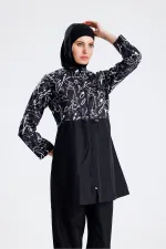 Maillot de bain une pièce imperméable en tissu parachute. Chapeau de paille non inclus. Inscription noire.