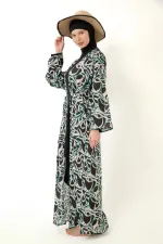 Paréo kimono kaftan à motifs porté sur un maillot de bain modeste