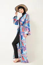 Paréo à motifs à porter par-dessus un maillot de bain couvrant.