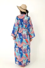 Paréo à motifs à porter par-dessus un maillot de bain couvrant.