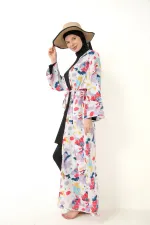 Paréo à motifs à porter par-dessus un maillot de bain couvrant.