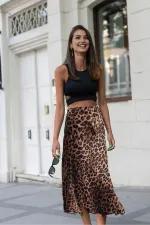 Jupe midi en satin lycra imprimé léopard, taille haute, taille élastiquée et fermeture éclair, 85 cm.