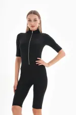 Combinaison body zippée à manches courtes pour femme, idéale pour une tenue décontractée, quotidienne ou sportive.