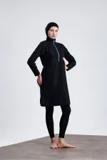 Maillot de bain une pièce en tissu parachute avec fermeture éclair, pantalon en lycra à motifs et tissu déperlant.