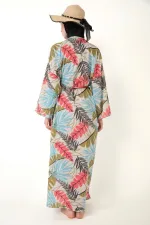 Paréo kimono kaftan à motifs porté sur un maillot de bain modeste