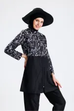 Maillot de bain une pièce imperméable en tissu parachute. Chapeau de paille non inclus. Inscription noire.