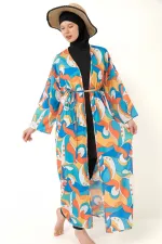 Paréo kimono kaftan à motifs porté sur un maillot de bain modeste
