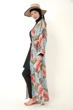 Paréo kimono kaftan à motifs porté sur un maillot de bain modeste