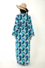 Paréo kimono kaftan à motifs porté sur un maillot de bain modeste