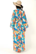 Paréo kimono kaftan à motifs porté sur un maillot de bain modeste