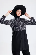 Maillot de bain une pièce imperméable en tissu parachute. Chapeau de paille non inclus. Inscription noire.