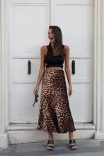 Jupe midi en satin lycra imprimé léopard, taille haute, taille élastiquée et fermeture éclair, 85 cm.