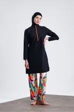 Maillot de bain une pièce en tissu parachute avec fermeture éclair, pantalon en lycra à motifs et tissu déperlant.