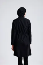 Maillot de bain une pièce en tissu parachute avec fermeture éclair, pantalon en lycra à motifs et tissu déperlant.