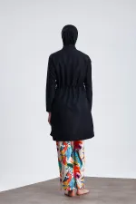 Maillot de bain une pièce en tissu parachute avec fermeture éclair, pantalon en lycra à motifs et tissu déperlant.