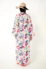 Paréo à motifs à porter par-dessus un maillot de bain couvrant.