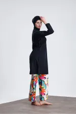 Maillot de bain une pièce en tissu parachute avec fermeture éclair, pantalon en lycra à motifs et tissu déperlant.