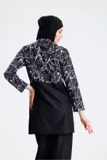 Maillot de bain une pièce imperméable en tissu parachute. Chapeau de paille non inclus. Inscription noire.