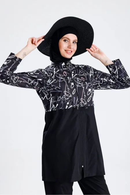 Maillot de bain une pièce imperméable en tissu parachute. Chapeau de paille non inclus. Inscription noire.