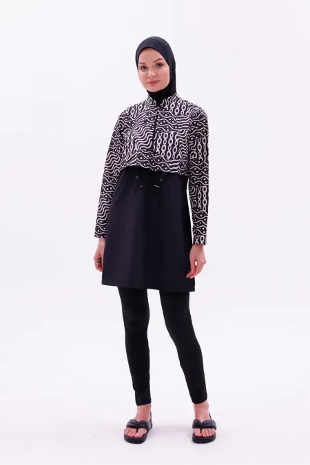 Maillot de bain une pièce imperméable de type parachute, avec leggings et double bonnet.