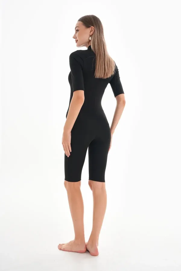 Combinaison body zippée à manches courtes pour femme, idéale pour une tenue décontractée, quotidienne ou sportive.