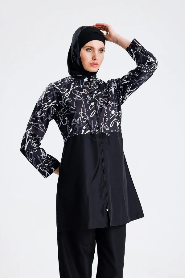 Maillot de bain une pièce imperméable en tissu parachute. Chapeau de paille non inclus. Inscription noire.