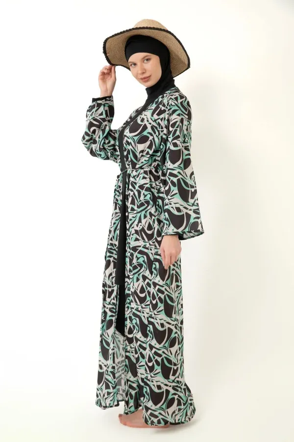 Paréo kimono kaftan à motifs porté sur un maillot de bain modeste