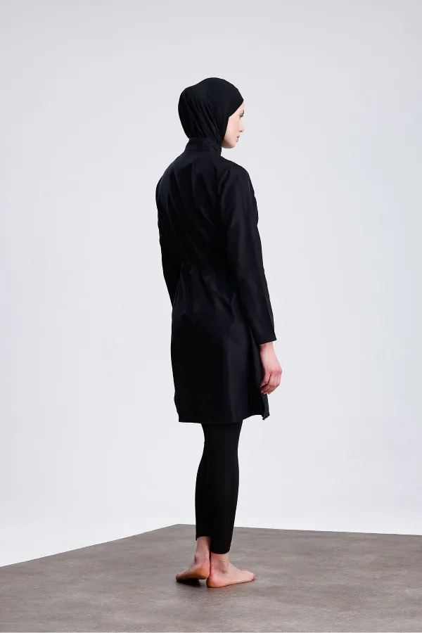 Maillot de bain une pièce en tissu parachute avec fermeture éclair, pantalon en lycra à motifs et tissu déperlant.