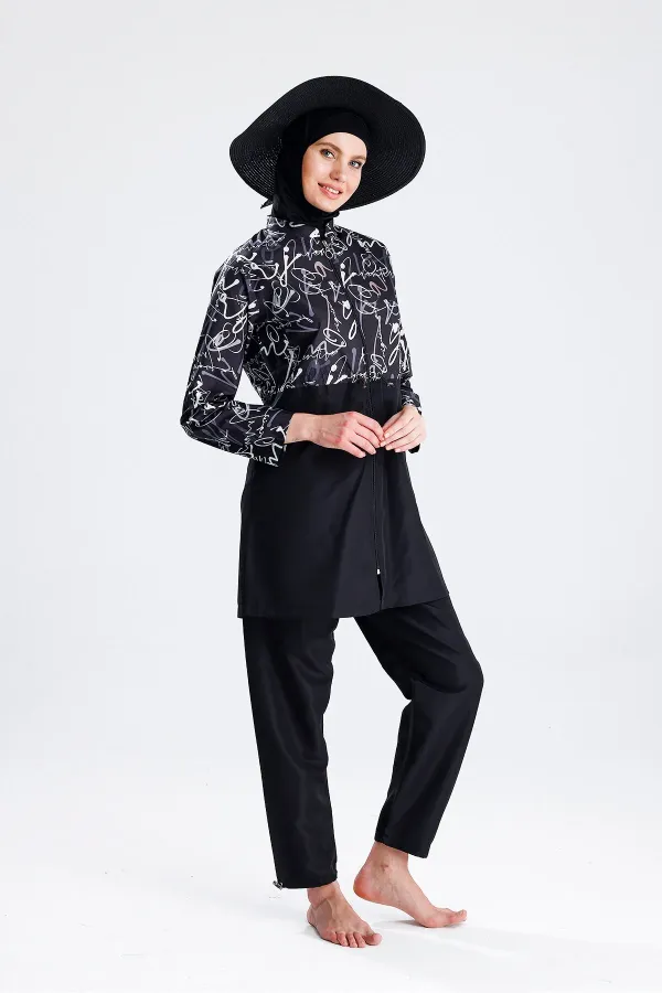 Maillot de bain une pièce imperméable en tissu parachute. Chapeau de paille non inclus. Inscription noire.