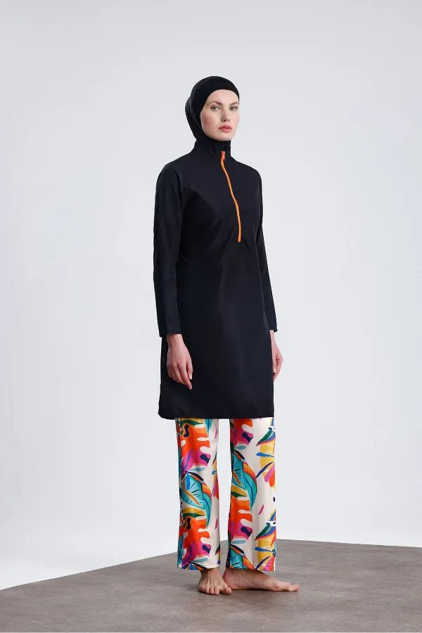 Maillot de bain une pièce en tissu parachute avec fermeture éclair, pantalon en lycra à motifs et tissu déperlant.