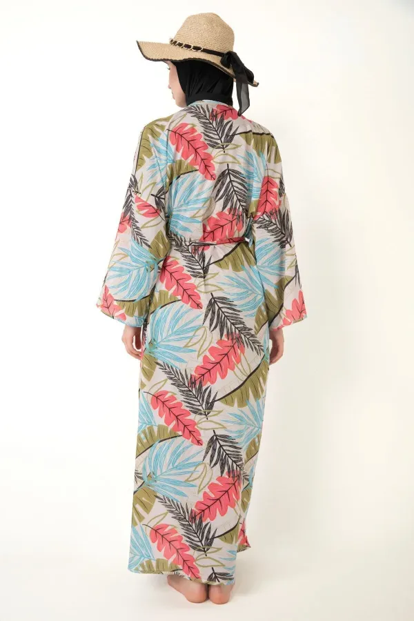 Paréo kimono kaftan à motifs porté sur un maillot de bain modeste
