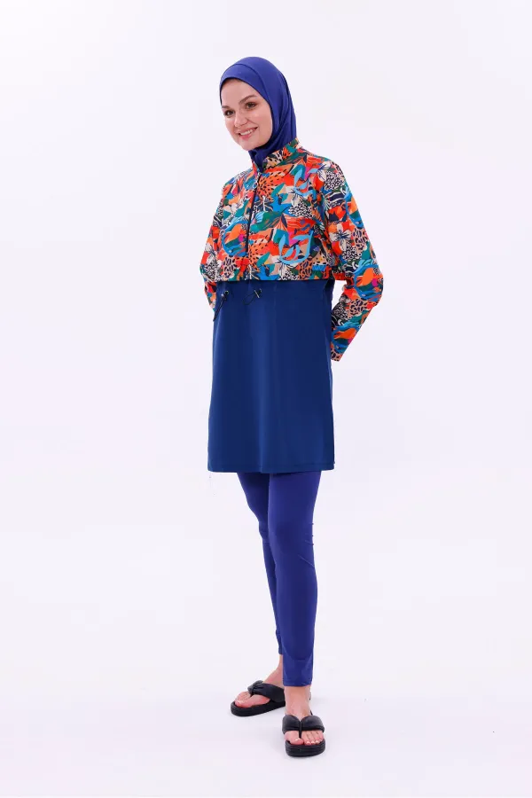 Maillot de bain une pièce imperméable de type parachute, avec leggings et double bonnet.