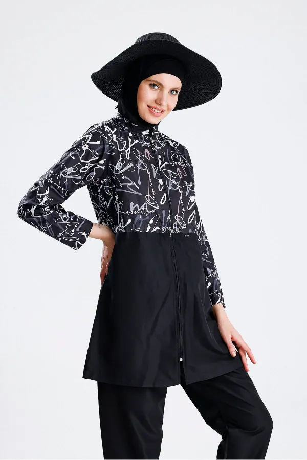 Maillot de bain une pièce imperméable en tissu parachute. Chapeau de paille non inclus. Inscription noire.