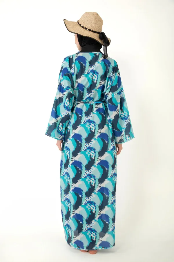 Paréo kimono kaftan à motifs porté sur un maillot de bain modeste