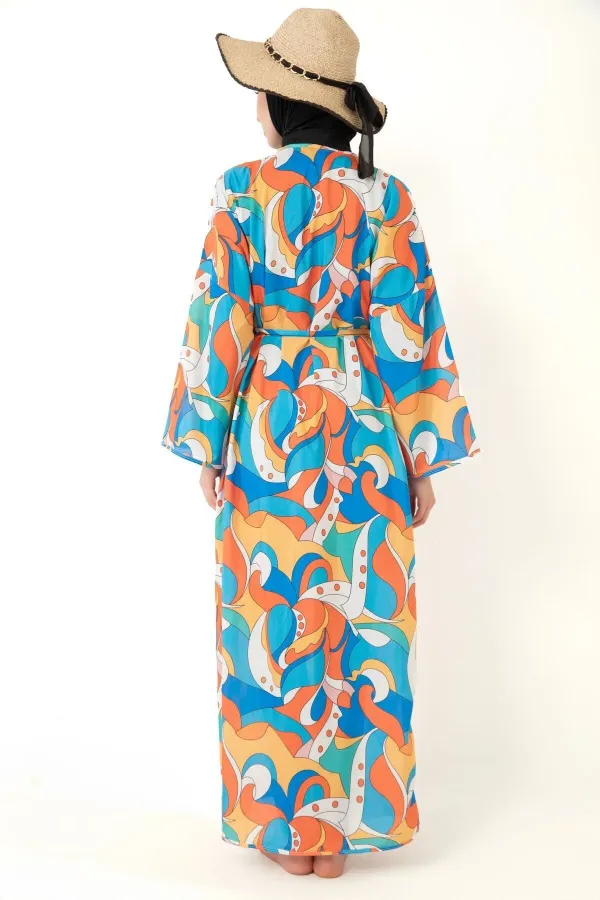 Paréo kimono kaftan à motifs porté sur un maillot de bain modeste