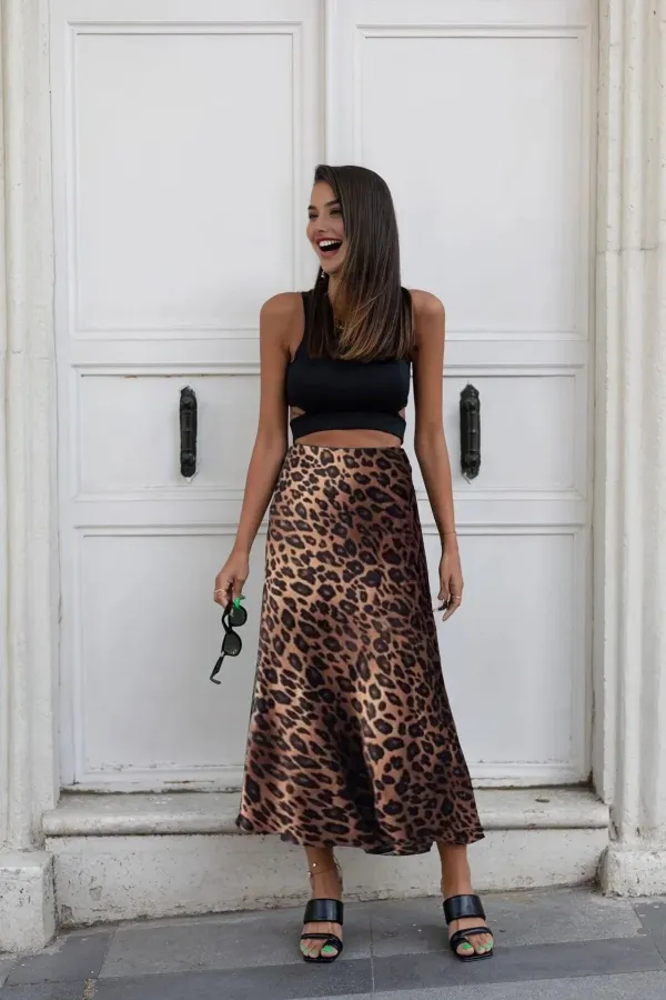 Jupe midi en satin lycra imprimé léopard, taille haute, taille élastiquée et fermeture éclair, 85 cm.