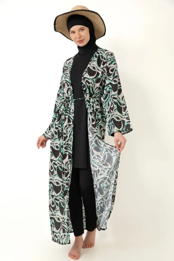 Paréo kimono kaftan à motifs porté sur un maillot de bain modeste