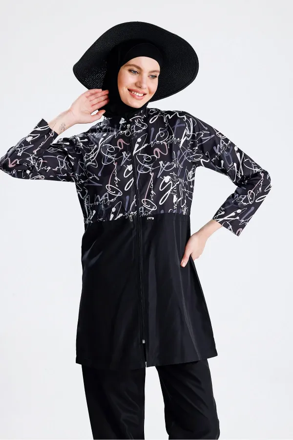 Maillot de bain une pièce imperméable en tissu parachute. Chapeau de paille non inclus. Inscription noire.