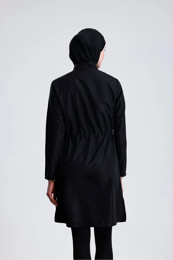 Maillot de bain une pièce en tissu parachute avec fermeture éclair, pantalon en lycra à motifs et tissu déperlant.