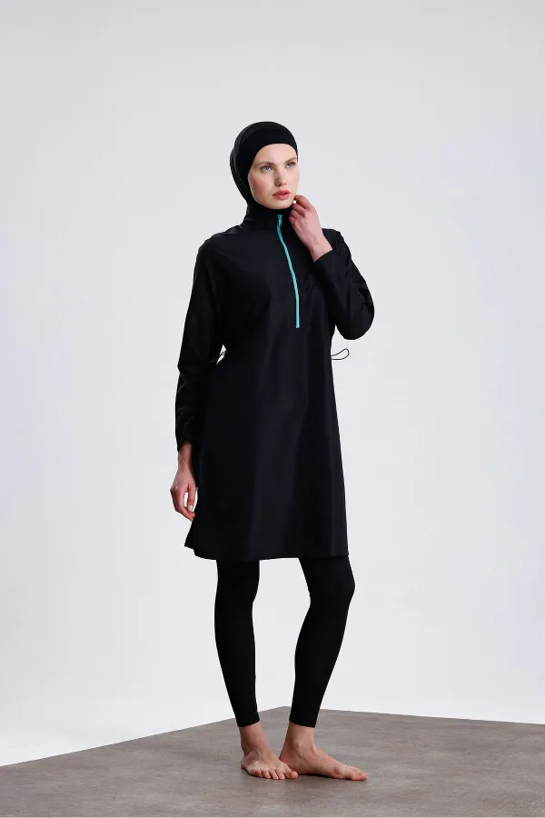 Maillot de bain une pièce en tissu parachute avec fermeture éclair, pantalon en lycra à motifs et tissu déperlant.