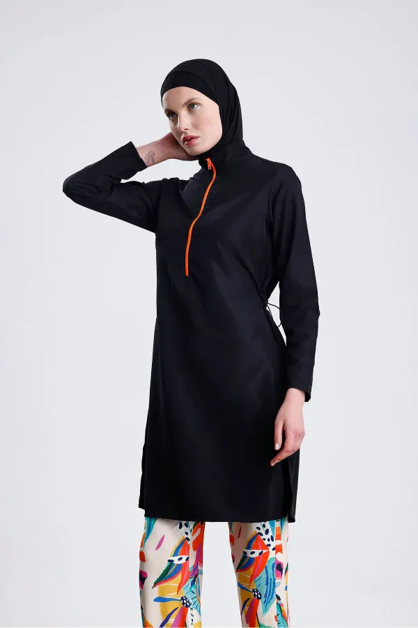 Maillot de bain une pièce en tissu parachute avec fermeture éclair, pantalon en lycra à motifs et tissu déperlant.